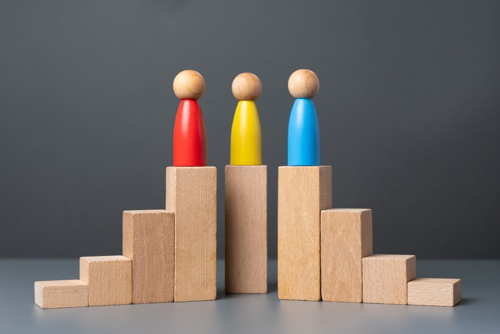 Piezas de madera sobre una torre de cubos y rectángulos de madera