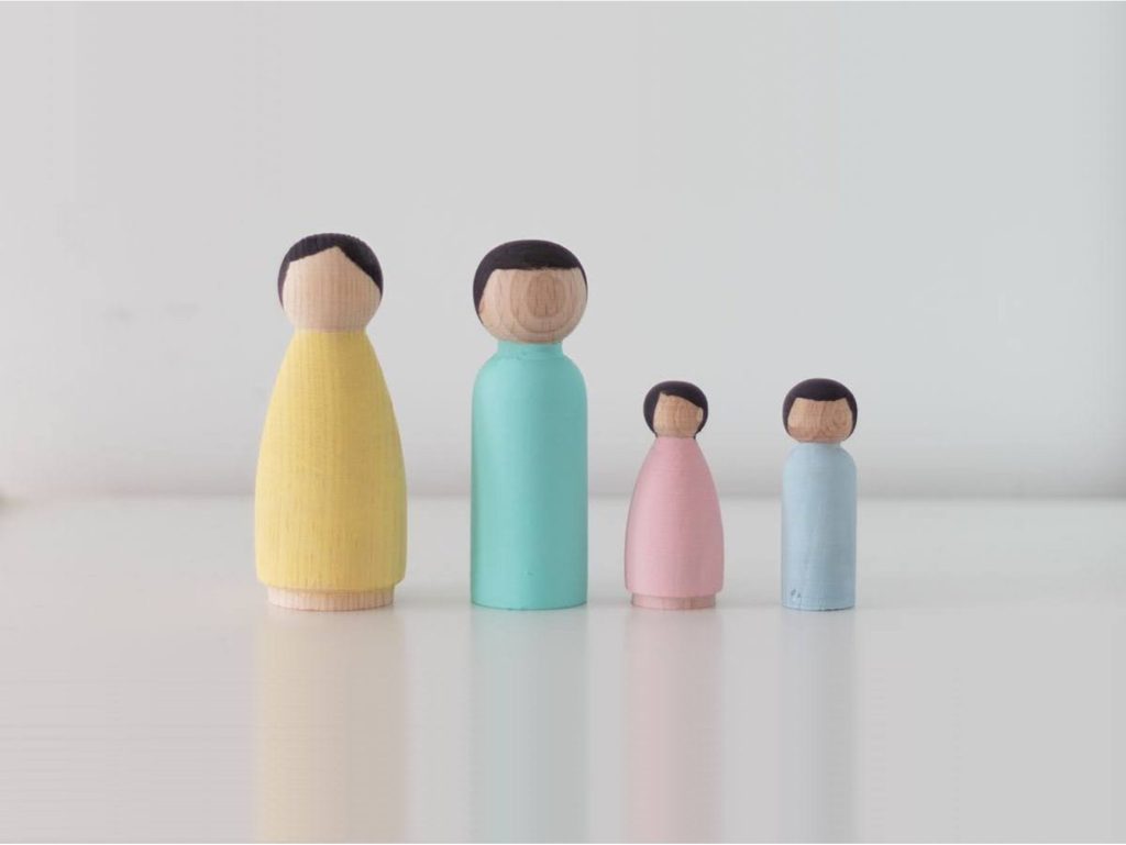 piezas de madera representando un familia