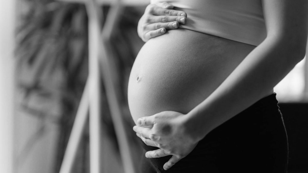 fotografía en blanco y negro de una mujer embarazada
