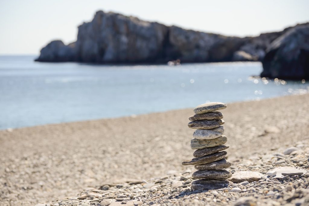 Rocas Apiladas en columna frente a una playa