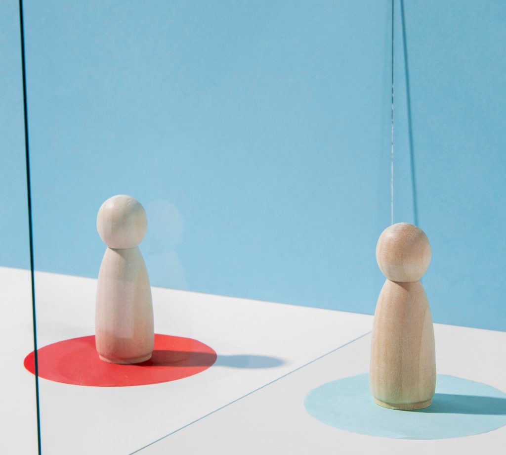 piezas de madera representado personas frente a un vidrio