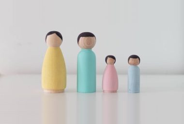 piezas de madera representando un familia